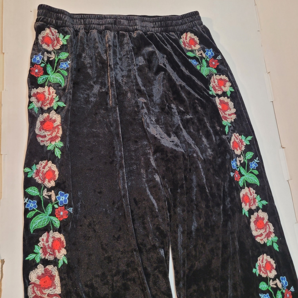 ANDREE BY UNIT Black Floral Wide Leg Pants